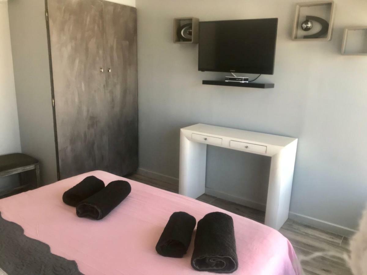Atico Apartment Салоу Екстериор снимка